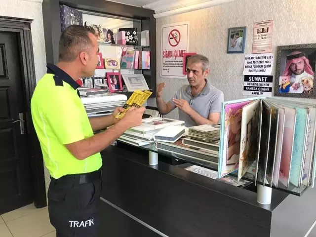 Trafik polisleri vatandaşları yaya öncülüğü için bilgilendirmeye devam ediyor