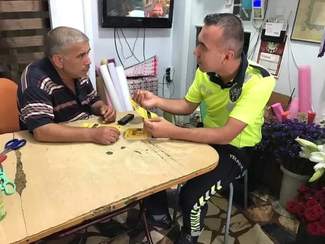 Trafik polisleri vatandaşları yaya öncülüğü için bilgilendirmeye devam ediyor