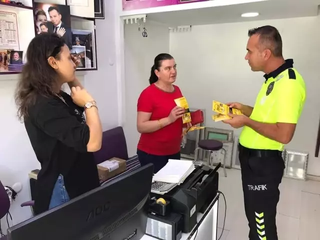 Trafik polisleri vatandaşları yaya öncülüğü için bilgilendirmeye devam ediyor