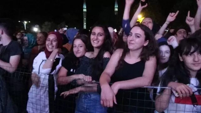 Aleyna Tilki'den 30 bin kişiye dev konser Aleyna Tilki'den 30 bin kişiye dev konser