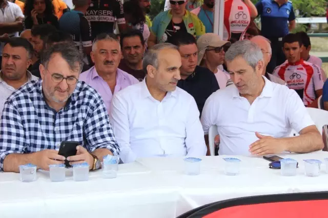 Arnavutköy'de bisikletçiler kıyasıya yarıştı Arnavutköy'de bisikletçiler kıyasıya yarıştı