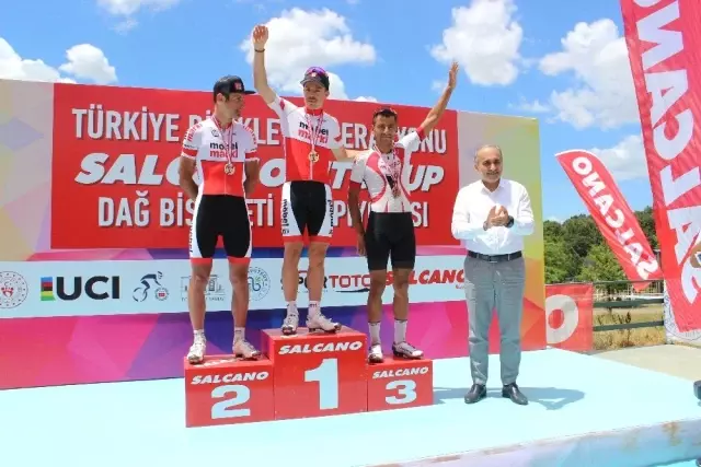 Arnavutköy'de bisikletçiler kıyasıya yarıştı Arnavutköy'de bisikletçiler kıyasıya yarıştı