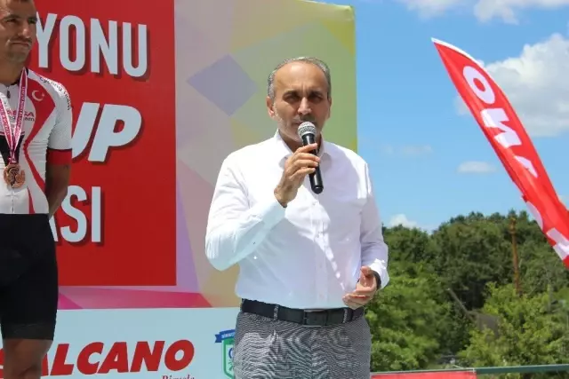 Arnavutköy'de bisikletçiler kıyasıya yarıştı Arnavutköy'de bisikletçiler kıyasıya yarıştı