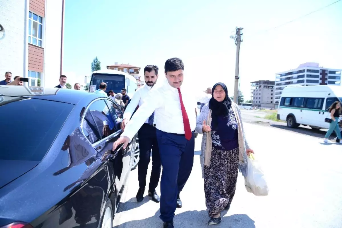 Başkan Oğuz'dan yaşlı teyzelere jest