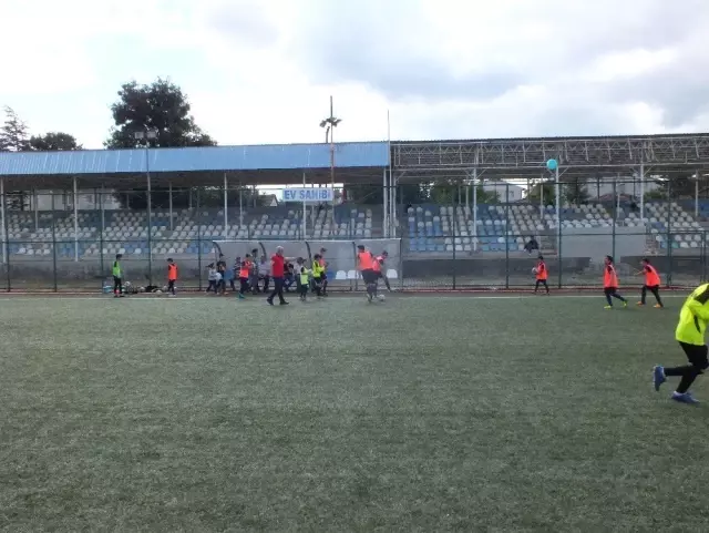 Başkan Tekin Pazaryeri Spor Futbol Okulunu ziyaret etti Başkan Tekin Pazaryeri Spor Futbol Okulunu ziyaret etti
