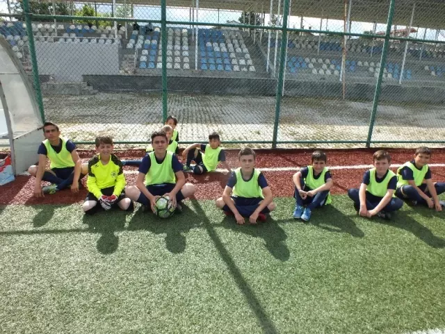 Başkan Tekin Pazaryeri Spor Futbol Okulunu ziyaret etti Başkan Tekin Pazaryeri Spor Futbol Okulunu ziyaret etti