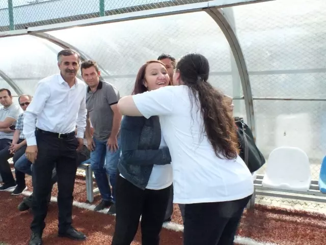 Başkan Tekin Pazaryeri Spor Futbol Okulunu ziyaret etti Başkan Tekin Pazaryeri Spor Futbol Okulunu ziyaret etti
