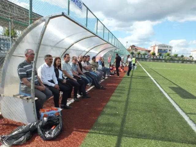 Başkan Tekin Pazaryeri Spor Futbol Okulunu ziyaret etti Başkan Tekin Pazaryeri Spor Futbol Okulunu ziyaret etti