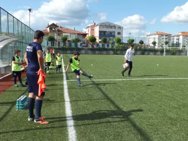 Başkan Tekin Pazaryeri Spor Futbol Okulunu ziyaret etti Başkan Tekin Pazaryeri Spor Futbol Okulunu ziyaret etti