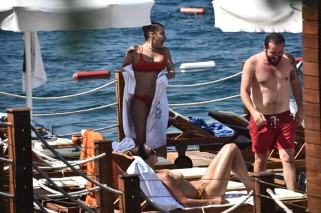 Bikinili görüntülenen İrem Derici selülitleriyle gündem oldu