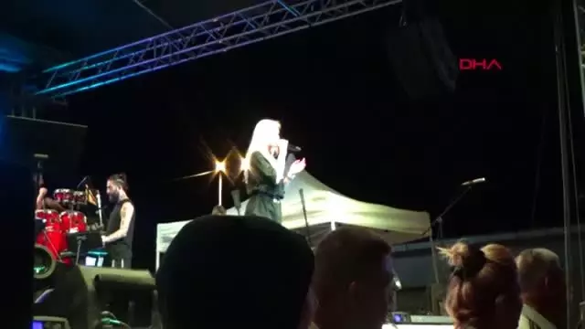 DÜZCE ALEYNA TİLKİ'DEN 30 BİN KİŞİYE MUHTEŞEM KONSER DÜZCE ALEYNA TİLKİ'DEN 30 BİN KİŞİYE MUHTEŞEM KONSER