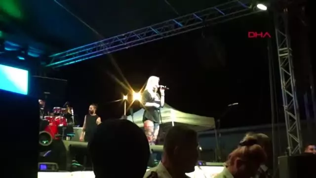 DÜZCE ALEYNA TİLKİ'DEN 30 BİN KİŞİYE MUHTEŞEM KONSER DÜZCE ALEYNA TİLKİ'DEN 30 BİN KİŞİYE MUHTEŞEM KONSER