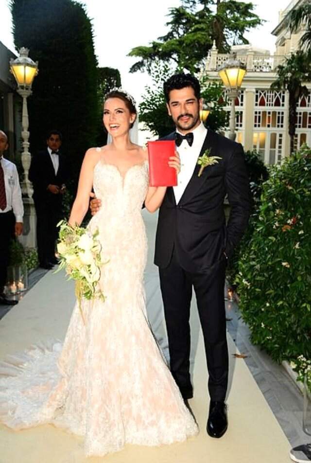 Fahriye Evcen ve Burak Özçivit'in ikinci evlilik yıl dönümü kutlamasına rekor beğeni