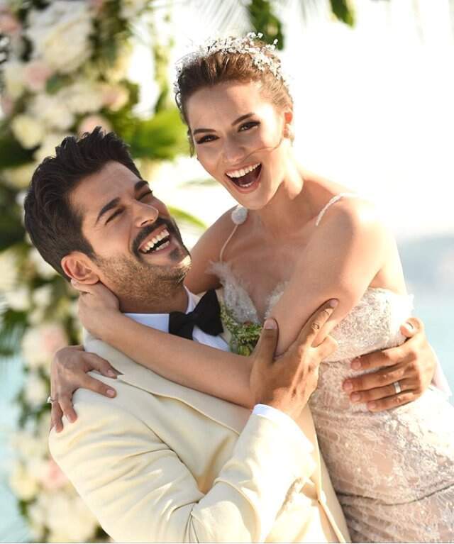 Fahriye Evcen ve Burak Özçivit'in ikinci evlilik yıl dönümü kutlamasına rekor beğeni