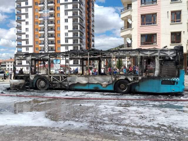 Halk otobüsü seyir halindeyken alev aldı
