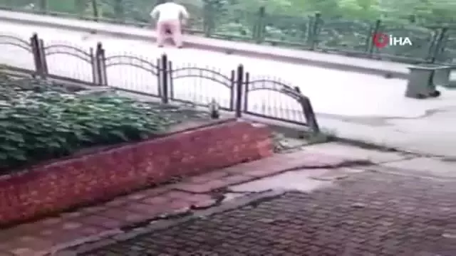 İnsanlığını süpürüp denize attı ! İnsanlığını süpürüp denize attı !