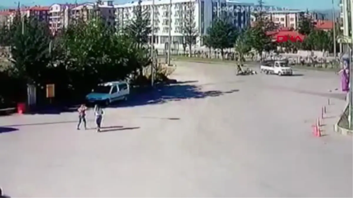 ISPARTA Motosiklet kamyonete çarptı 2 yaralı