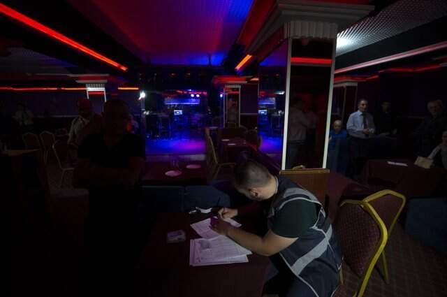 Kaçak çalıştırılan kadınlar gizli bölmede yakalandı