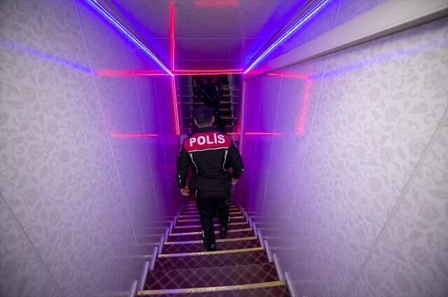 Kaçak çalıştırılan kadınlar gizli bölmede yakalandı