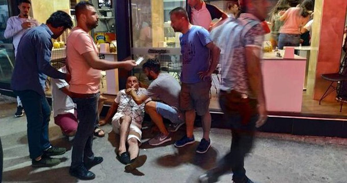 Kuşadası'nda dönercilik yapan esnaf, yüzlerce turistin gözleri önünde silahlı saldırıya uğradı