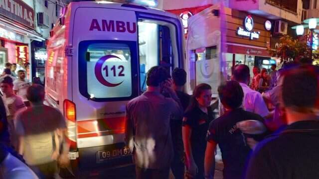 Kuşadası'nda dönercilik yapan esnaf, yüzlerce turistin gözleri önünde silahlı saldırıya uğradı