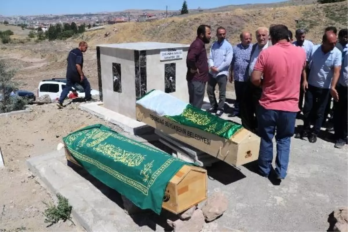 Mezuniyet dönüşü kazada ölen 4 kişiden abla- kardeş de toprağa verildi