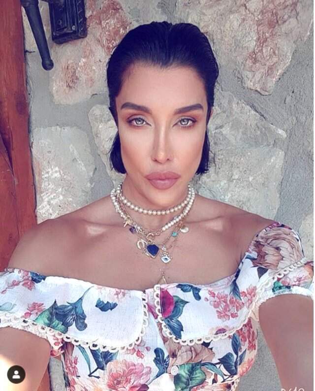 Model Deniz Akkaya, fiziğiyle takipçilerinden tam not aldı!