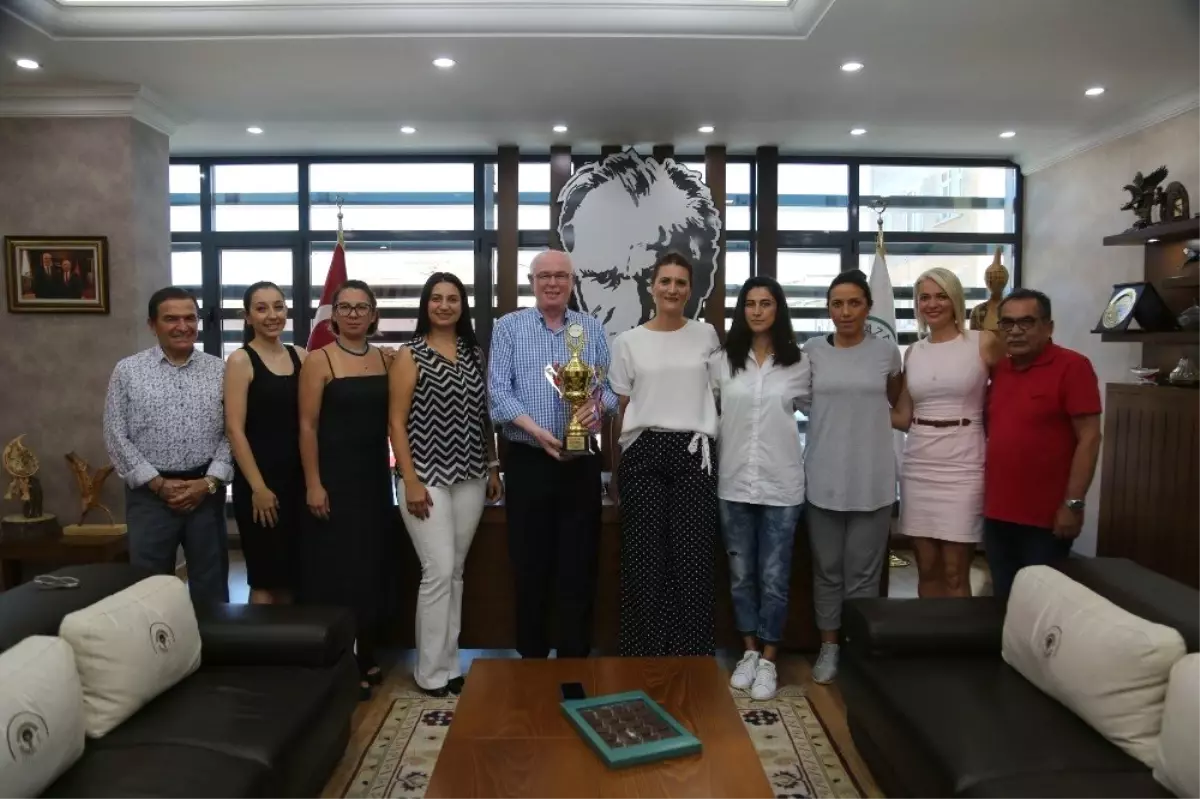 Şampiyon voleybolculardan Başkan Kurt'a teşekkür