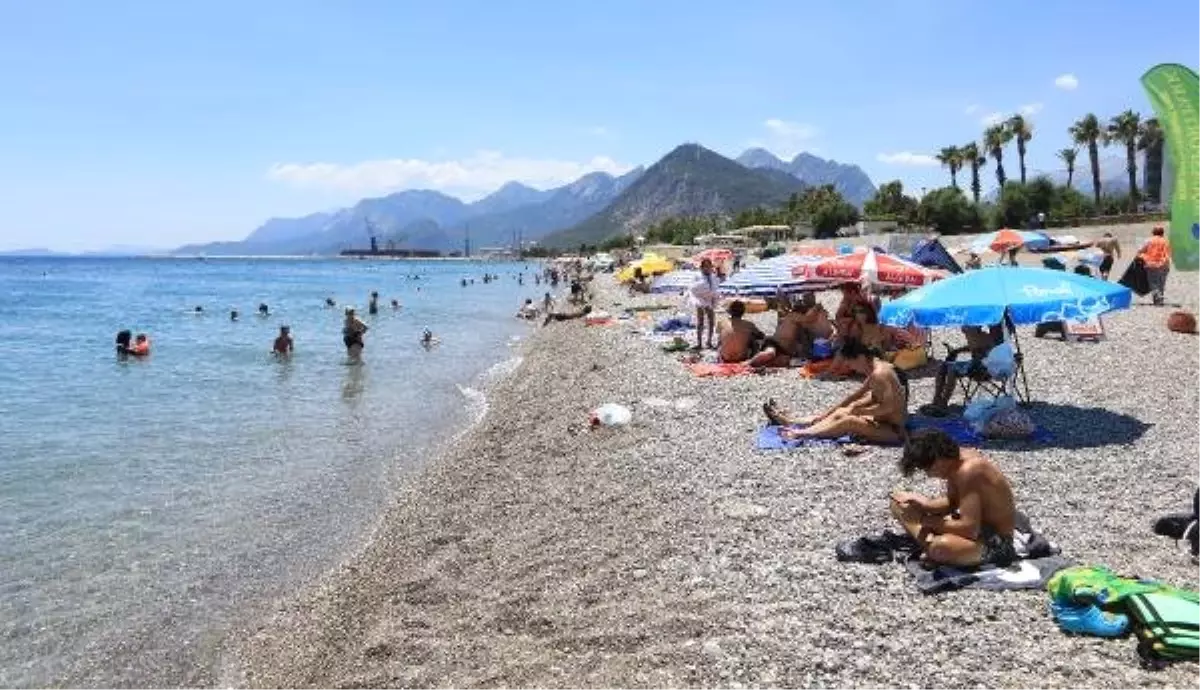 Sıcaktan bunalan sahile koştu