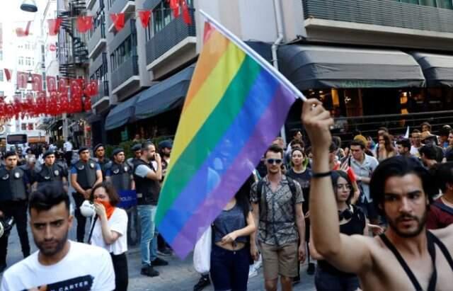 Taksim'deki Onur Yürüyüşü'ne polis plastik mermiyle müdahale etti!