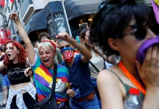 Taksim'deki Onur Yürüyüşü'ne polis plastik mermiyle müdahale etti!