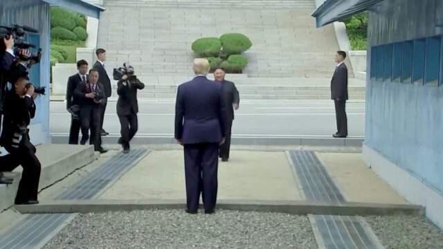 Trump ile Kim, silahsız bölgede görüştü
