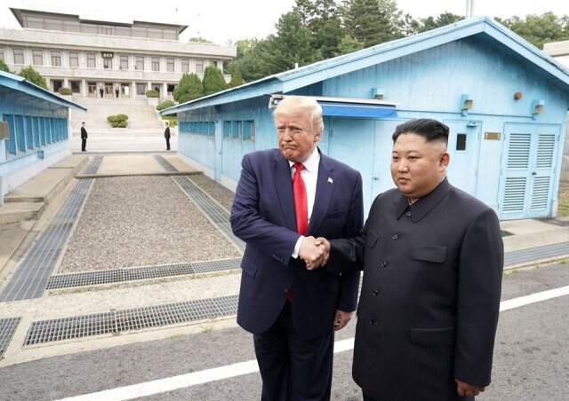 Trump ile Kim, silahsız bölgede görüştü