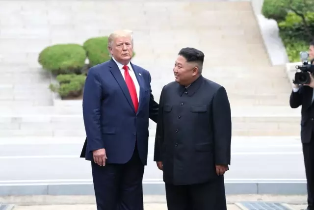 Trump ve Kim silahsızlandırılmış bölgede buluştu