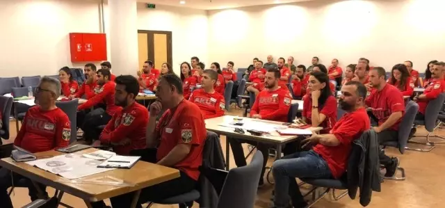 AKUT hem hayat kurtarıyor hem eğitimlere devam ediyor AKUT hem hayat kurtarıyor hem eğitimlere devam ediyor