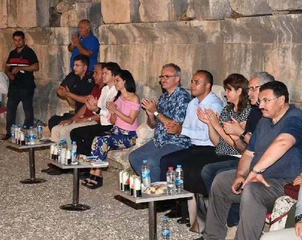 Bin yıllık Antik Tiyatro'da türkü şöleni Bin yıllık Antik Tiyatro'da türkü şöleni