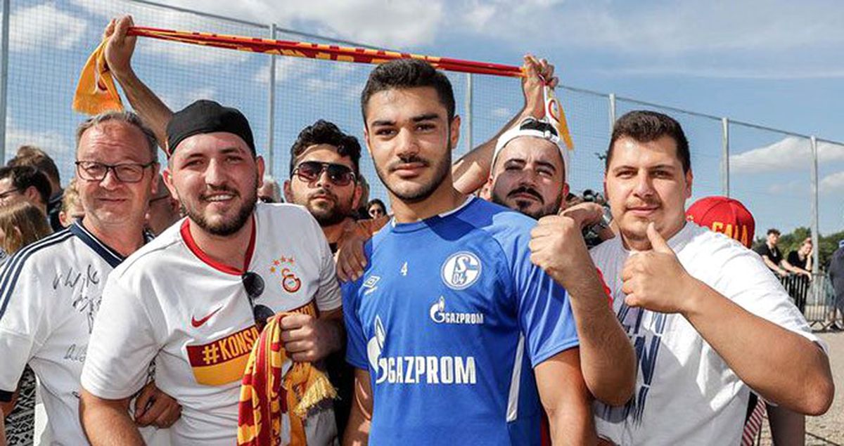 Galatasaraylı taraftarlar, Ozan Kabak'ı Schalke 04'teki ilk idmanında yalnız bırakmadı