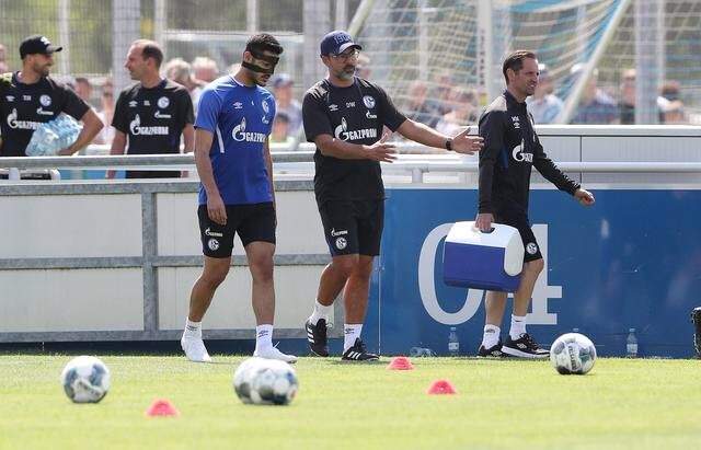 Galatasaraylı taraftarlar, Ozan Kabak'ı Schalke 04'teki ilk idmanında yalnız bırakmadı