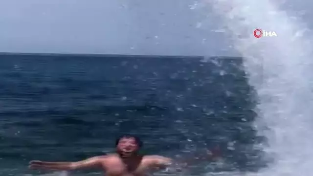 Gençlerin iş makinesiyle deniz keyfi kamerada Gençlerin iş makinesiyle deniz keyfi kamerada