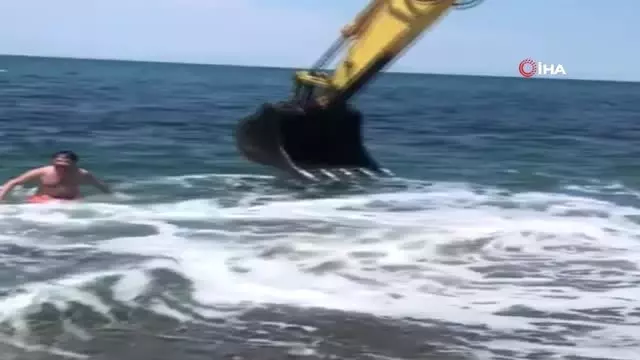 Gençlerin iş makinesiyle deniz keyfi kamerada Gençlerin iş makinesiyle deniz keyfi kamerada
