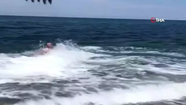 Gençlerin iş makinesiyle deniz keyfi kamerada Gençlerin iş makinesiyle deniz keyfi kamerada