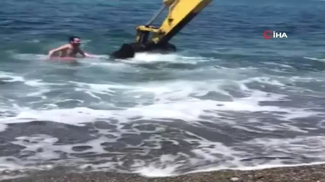 Gençlerin iş makinesiyle deniz keyfi kamerada Gençlerin iş makinesiyle deniz keyfi kamerada