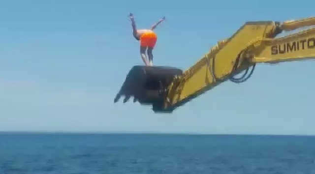 İş makinasıyla deniz keyfi İş makinasıyla deniz keyfi