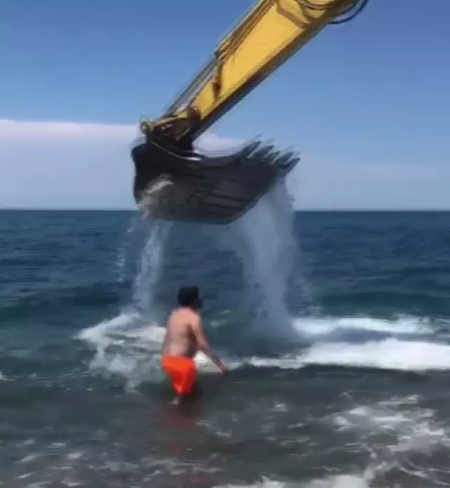İş makinasıyla deniz keyfi İş makinasıyla deniz keyfi