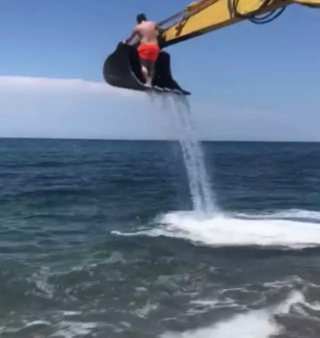 İş makinasıyla deniz keyfi İş makinasıyla deniz keyfi