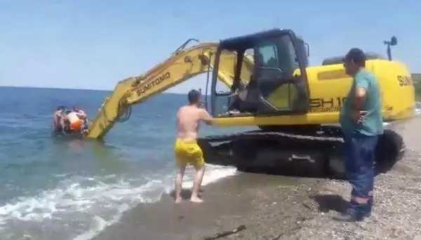 İş makinesiyle deniz keyfi İş makinesiyle deniz keyfi