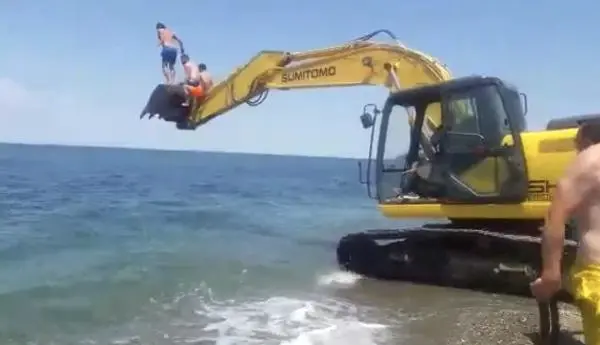 İş makinesiyle deniz keyfi İş makinesiyle deniz keyfi