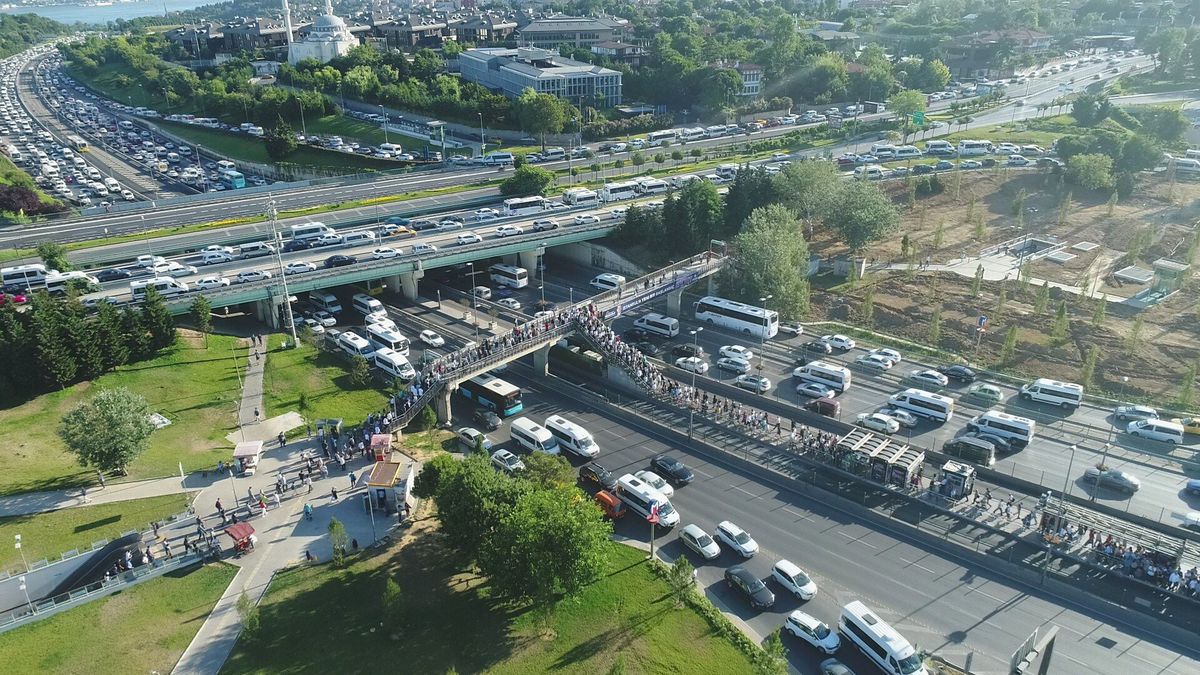 İstanbullular bu sabah metrobüse akın etti! Durakta insan seli
