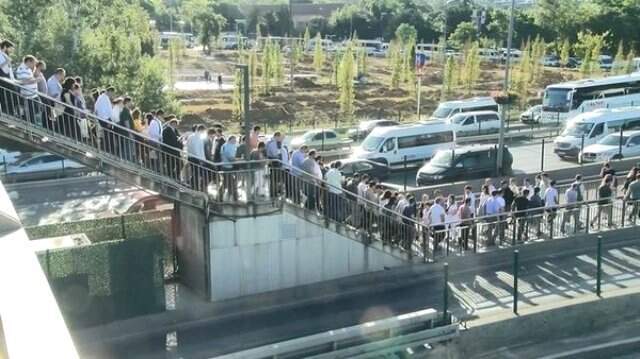 İstanbullular bu sabah metrobüse akın etti! Durakta insan seli