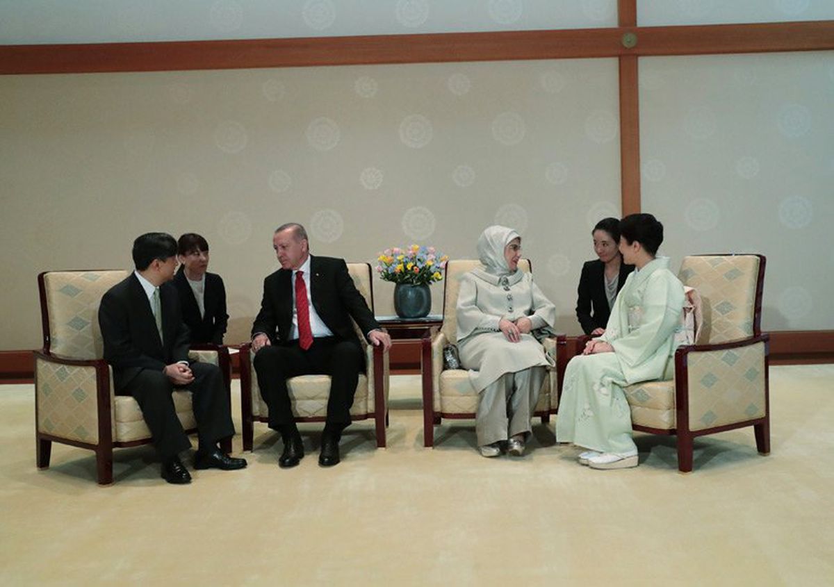 Japonya İmparatorluk Sarayı'nda samimi sohbet! Fotoğraftaki ayrıntı gözlerden kaçmadı